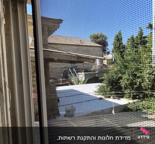רשת אלומיניום נגד חרקים המותקנת בחלון הזזה